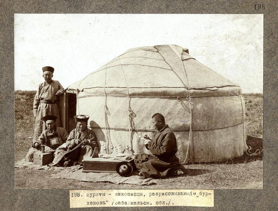 Буряты расписывают статуэтки будды, 1895 год. В монгольском языке скульптурное изображение будды, бодхисаттвы, дхармапалы, махасиддхи или другого значимого персонажа обозначают словом «бурхан». Фото: Library of congress