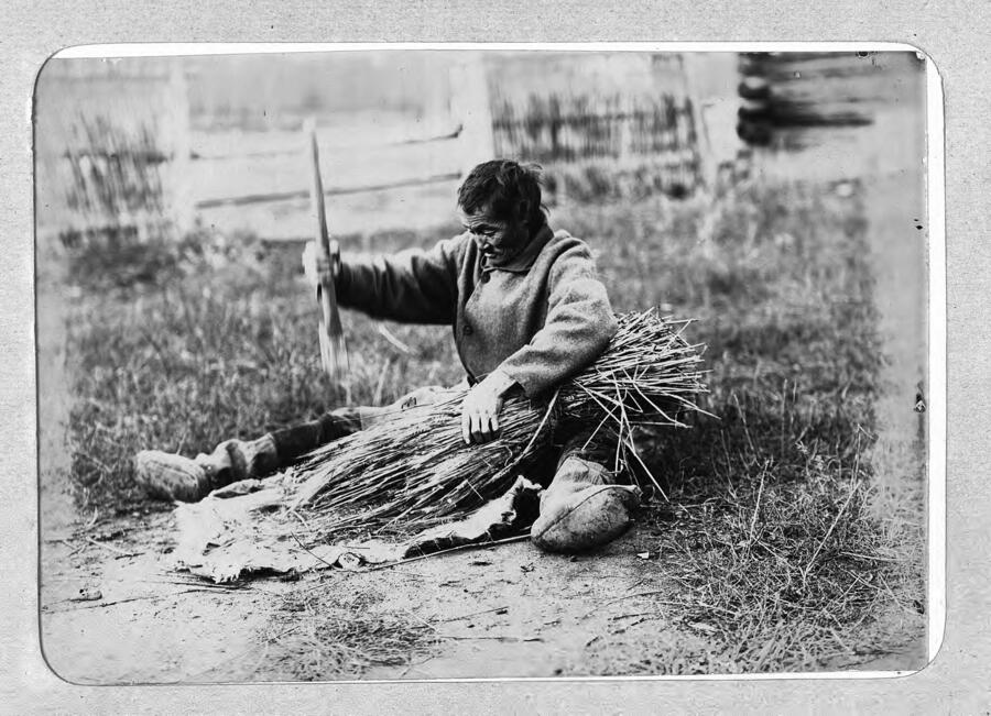  Якут молотит сноп, 1890 год. Фото: Library of congress