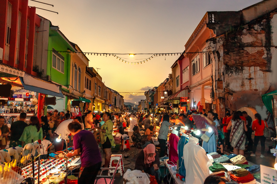 Ночной рынок на Пхукете. Фото: istockphoto/adisa