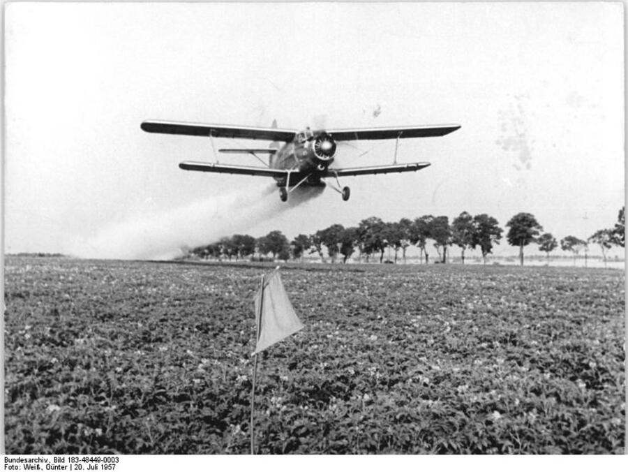  Ан-2СХ на сельскохозяйственных работах, 1957 год. Фото: wikimedia/Bundesarchiv