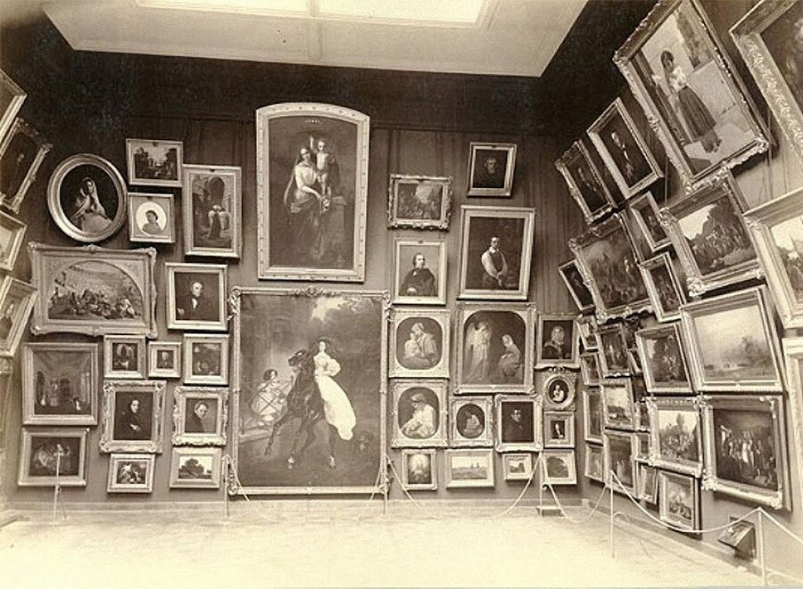  Шпалерная развеска картин в Третьяковской галерее, 1898 год. Фото wikimedia/ Карл Фишер