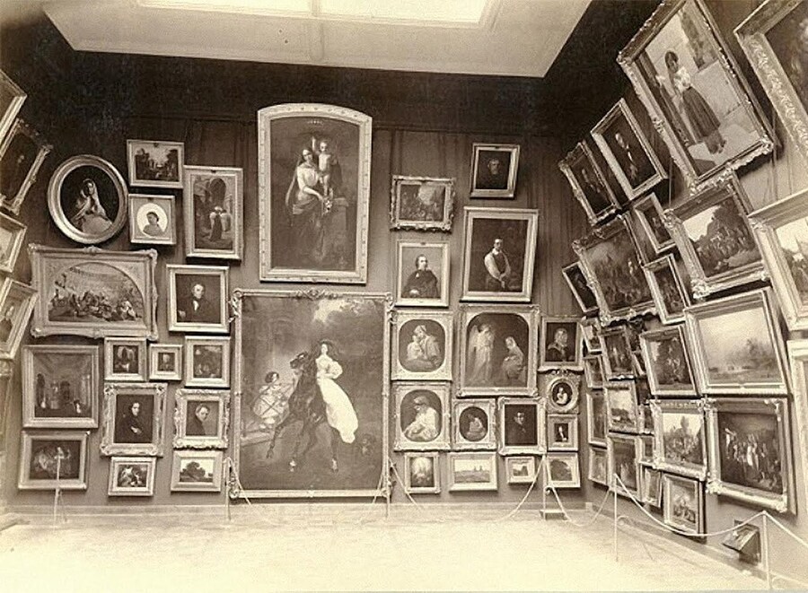 Шпалерная развеска картин в Третьяковской галерее, 1898 год. Фото wikimedia/ Карл Фишер