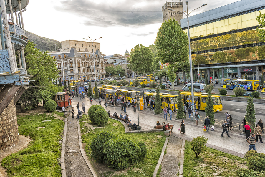 По Тбилиси удобно передвигаться на автобусах. Фото: istockphoto/helovi
