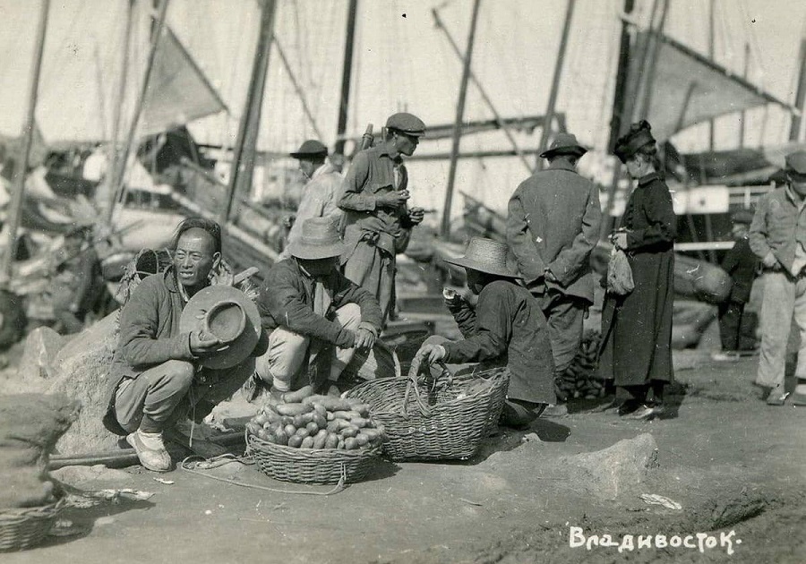  Китайцы на Семёновском базаре во Владивостоке, 1920-е. Фото: фонд Музея истории Дальнего Востока имени В.К. Арсеньева 