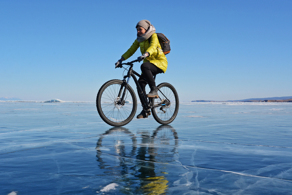 На велосипеде по льду Байкала