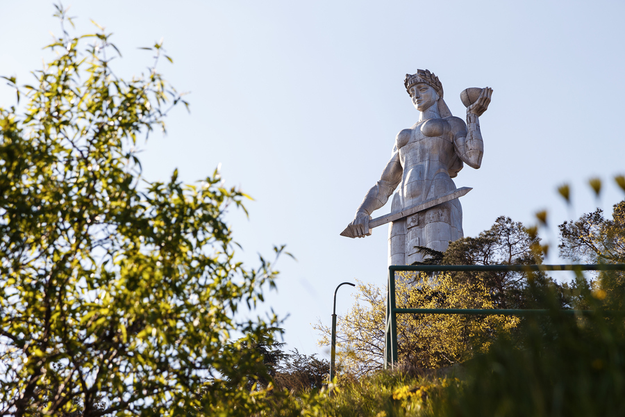 Монумент «Мать Картли», или «Мать Грузия», в Тбилиси. В левой руке у неё чаша с вином для тех, кто пришёл как друг, а в правой — меч, чтобы дать отпор врагу. Фото: istockphoto/Sanny11