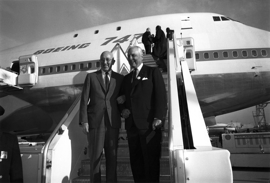 Президент Boeing Билл Аллен и генеральный директор Pan Am Хуан Трипп на фоне Boeing 747 в 1968 году. Фото: Boeing
