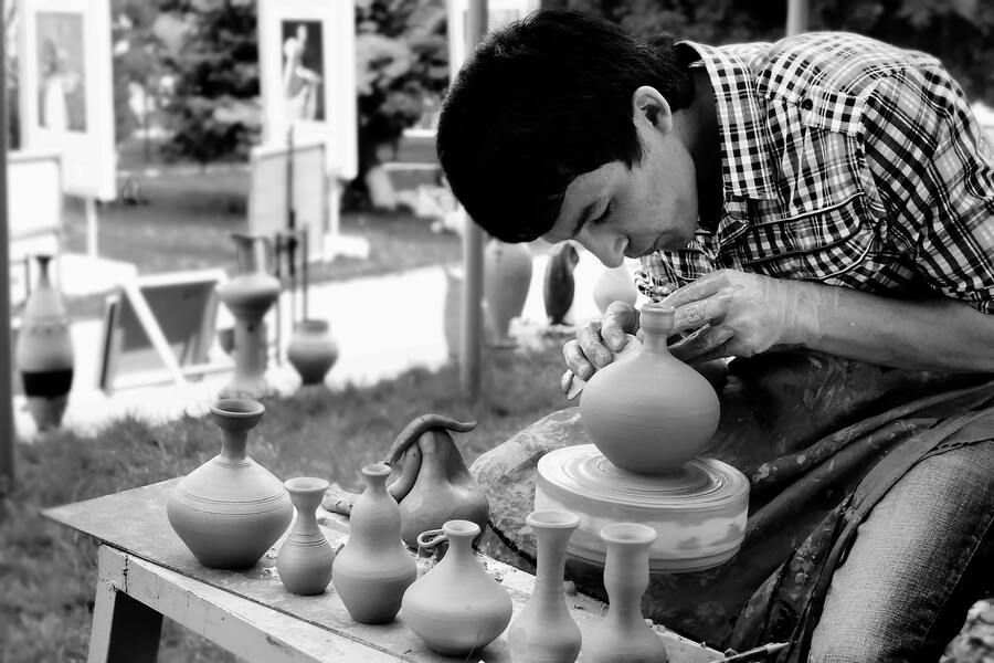 В Узбекистане множество гончарных мастерских. Традиции здесь зачастую передаются из поколения в поколение, и в каждом регионе существует своя особая техника изготовления и росписи посуды. Фото: unsplash/nodir-khalilov