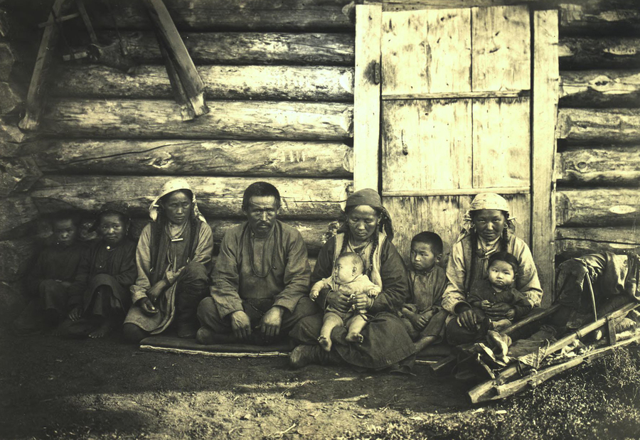Жители Якутска, конец девятнадцатого — начало двадцатого века. Фото: фотография из альбома “Виды Якутской области” И. Попова
