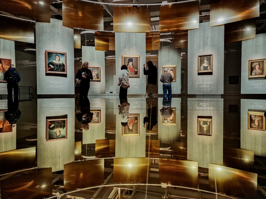  Посетители на выставке «Зерцало» в петербургском Манеже. Фото: Павел Одокиенко 