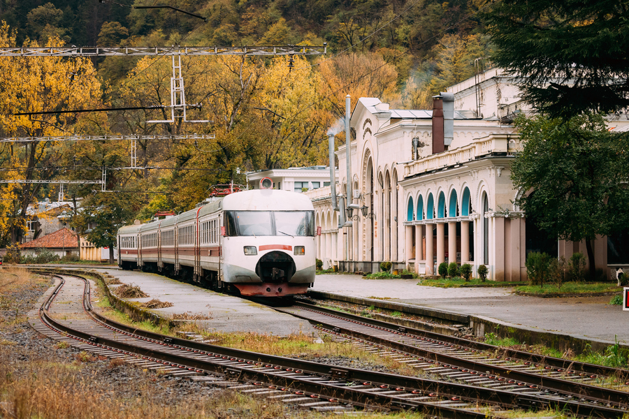 Пригородный электропоезд на железнодорожном вокзале Боржоми. Фото: istockphoto/bruev