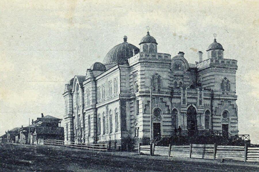 Синагога в Чите 1907 года постройки. Сфотографирована вскоре после возведения. Здание сохранилось, оно стоит на пересечении улиц Ингодинской и Столярова, но с 1930-х не выполняет религиозных функций. Фото wikimedia