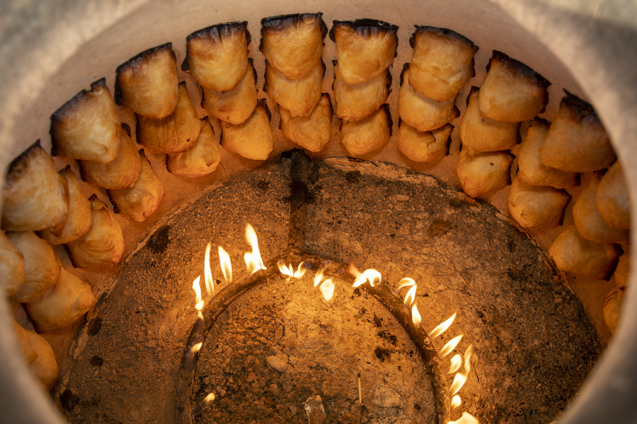Ещё одно фирменное блюдо — самса, пирожки, как правило, из слоёного теста с начинкой из мяса, тыквы или зелени. Фото: istockphoto