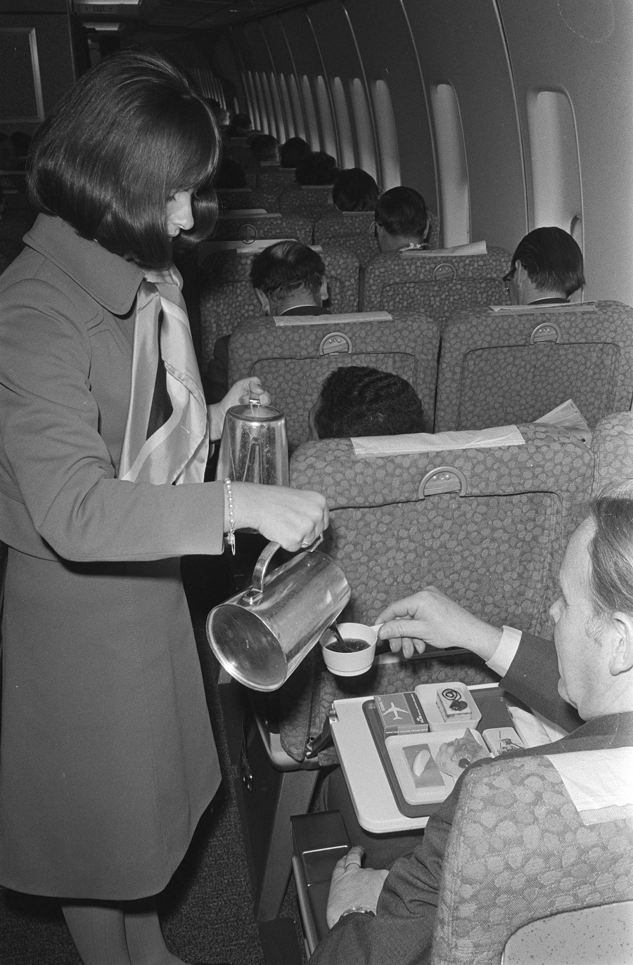 Пассажиры и стюардесса на борту Boeing 747, 27 февраля 1971 года. Фото: Scandinavian Airlines