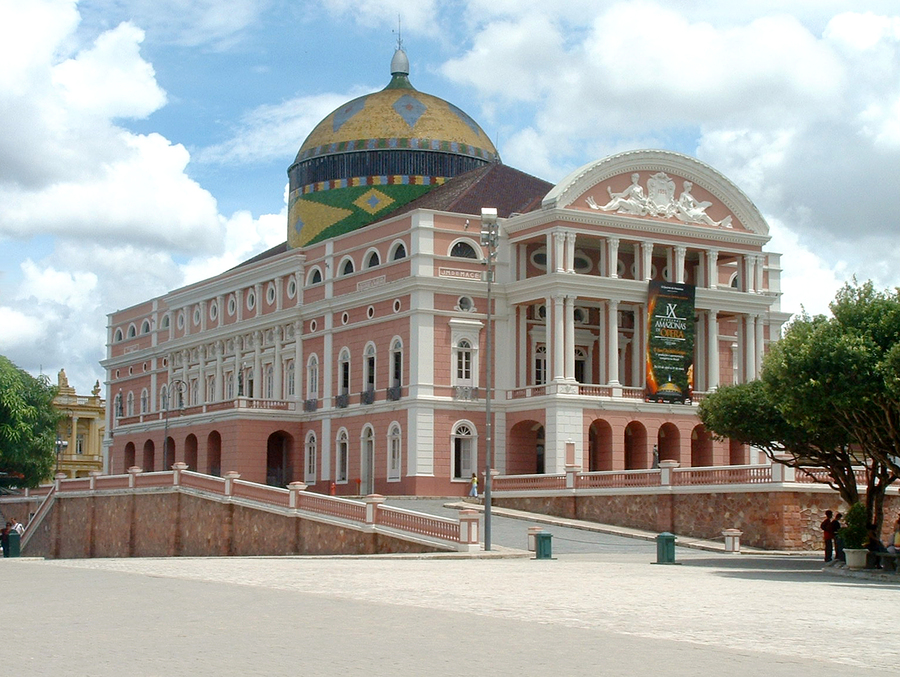  Амазонас, или Амазонский театр, один из самых больших театров в бразильском штате Амазонас, в городе Манаус. Фото wikimedia/Pontanegra 