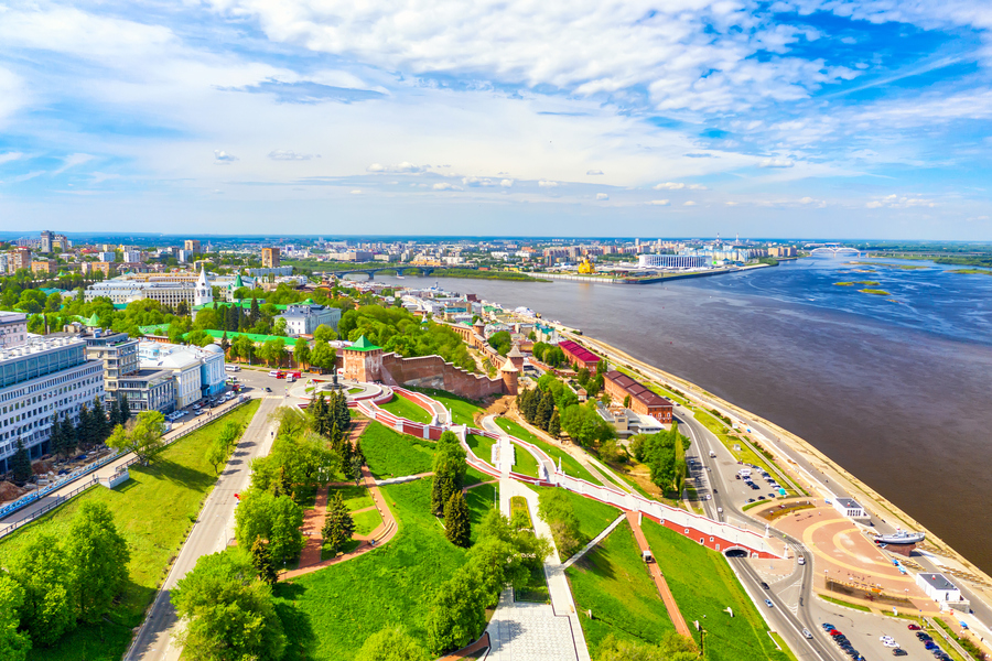  Нижегородская стрелка, место слияния Оки и Волги. Здесь располагается кафедральный Александро-Невский Новоярмарочный собор. На правом берегу Волги находятся Нижегородский кремль и Чкаловская лестница. На левом берегу Оки когда-то проходила Нижегородская ярмарка — Главный ярмарочный дом сохранился