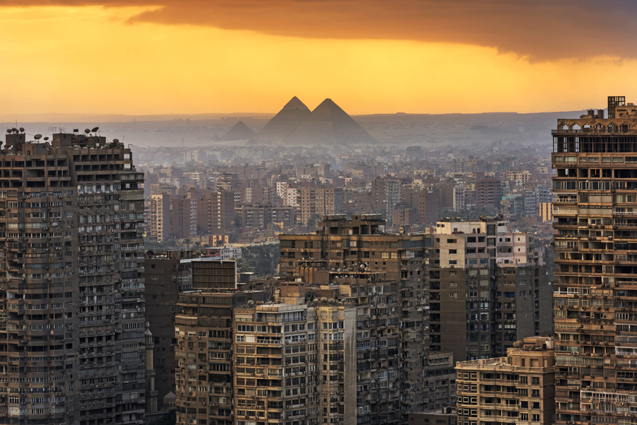  Вид из центра Каира на жилые кварталы и пирамиды 