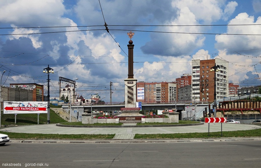 Верстовой столб на перекрёстке Железнодорожной и Нарымской улиц. Фото: сообщество «Типичный Новосибирск» во ВКонтакте