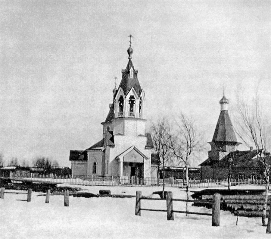 Собор Петра и Павла в Повенце. Построен в 1861-м, в 1905-м переименован в собор Смоленской иконы Божией Матери. Снимок сделан около 1910-го. Фото: wikimedia/неизвестный автор