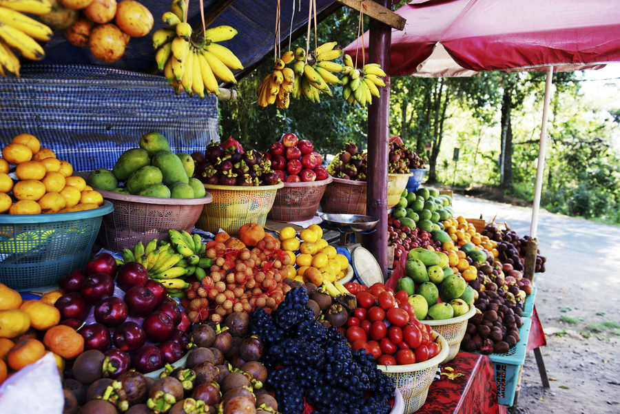 Тропические фрукты на уличном рынке на Бали. Фото: istockphoto/brytta