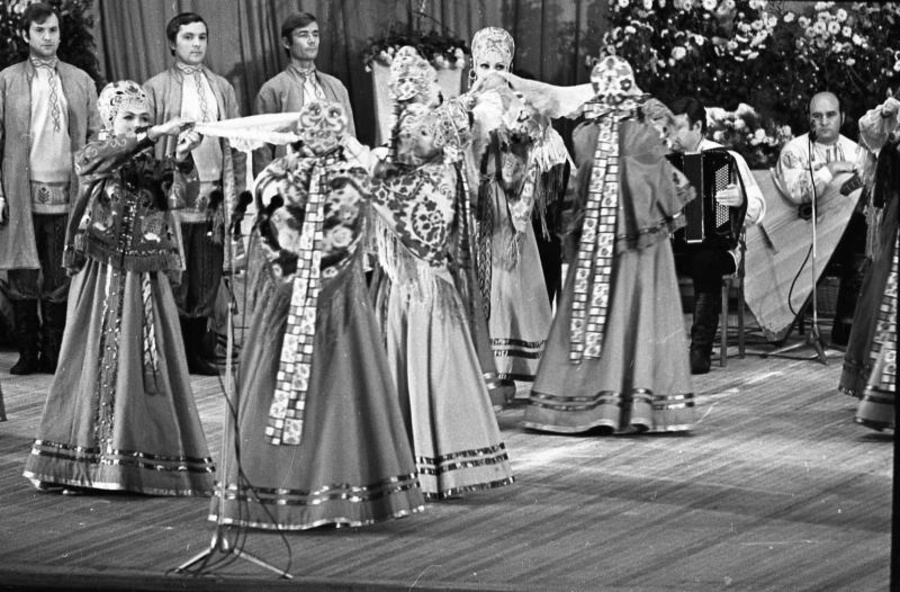  Выступление ансамбля «Берёзка», фотограф Юрий Садовников, 1970-е. Фото russiainphoto.ru/МАММ / МДФ/Юрий Садовников