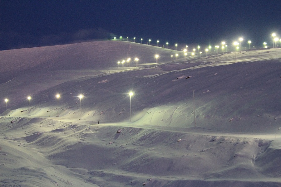  Подсветка на склонах Кировска позволяет кататься в арктических сумерках и в плохую погоду. Фото: Павел Черепанов 