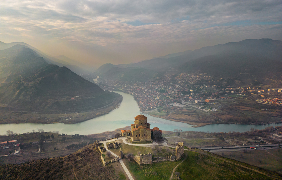 Монастырь Джвари и город Мцхета на месте слияния рек Арагви и Куры. Фото: istockphoto/Parshina Olga