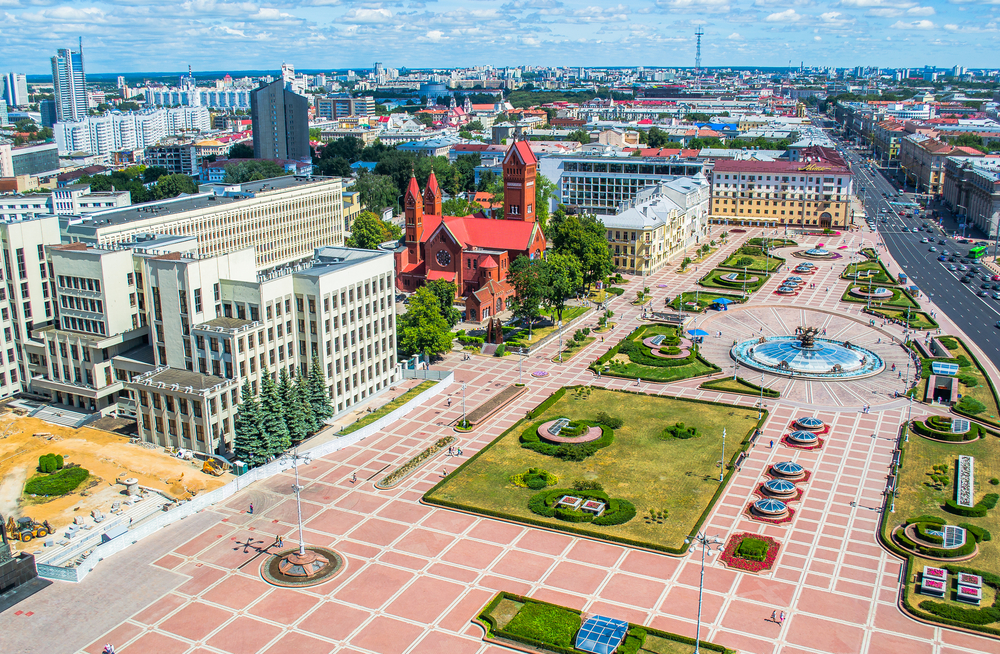 Площадь Независимости. Слева — здание правительства страны и костел святых Симеона и Елены