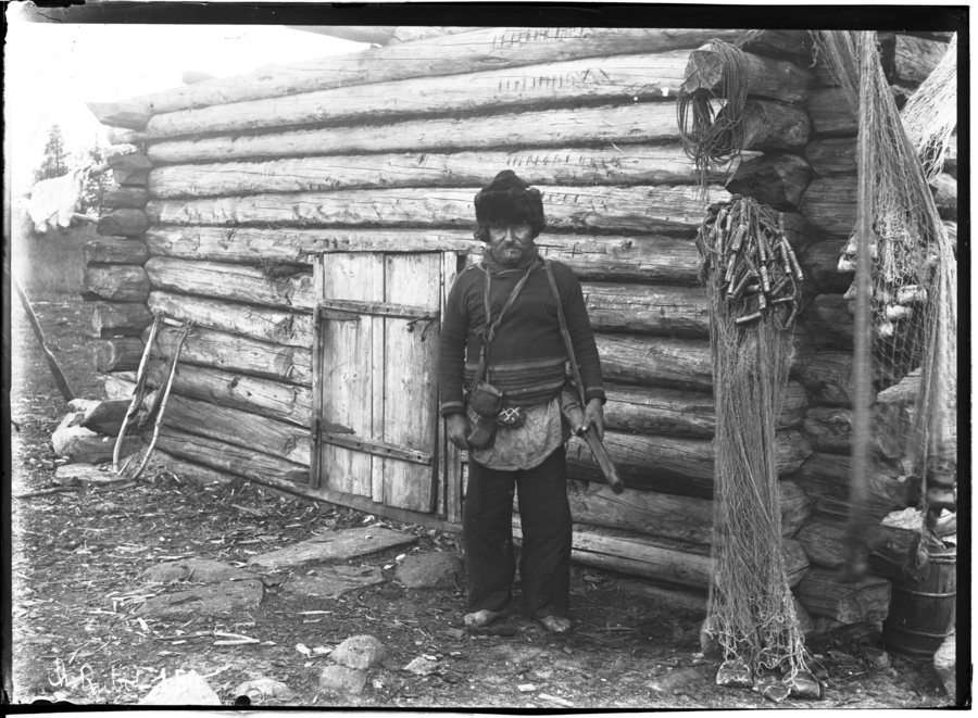  Саам в селении на берегу озера Имандра, 1889 год. Фото: flickr/Norwegian Water Resources and Energy Directorate
