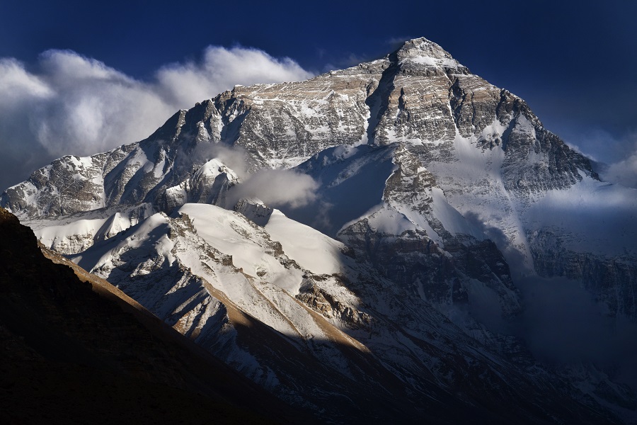  Эверест, вид с северной стороны. Отсюда началось его покорение