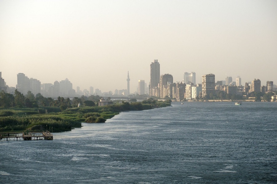 Высотки на набережной реки Нил в центре Каира. Фото: wikimedia/Vyacheslav Argenberg