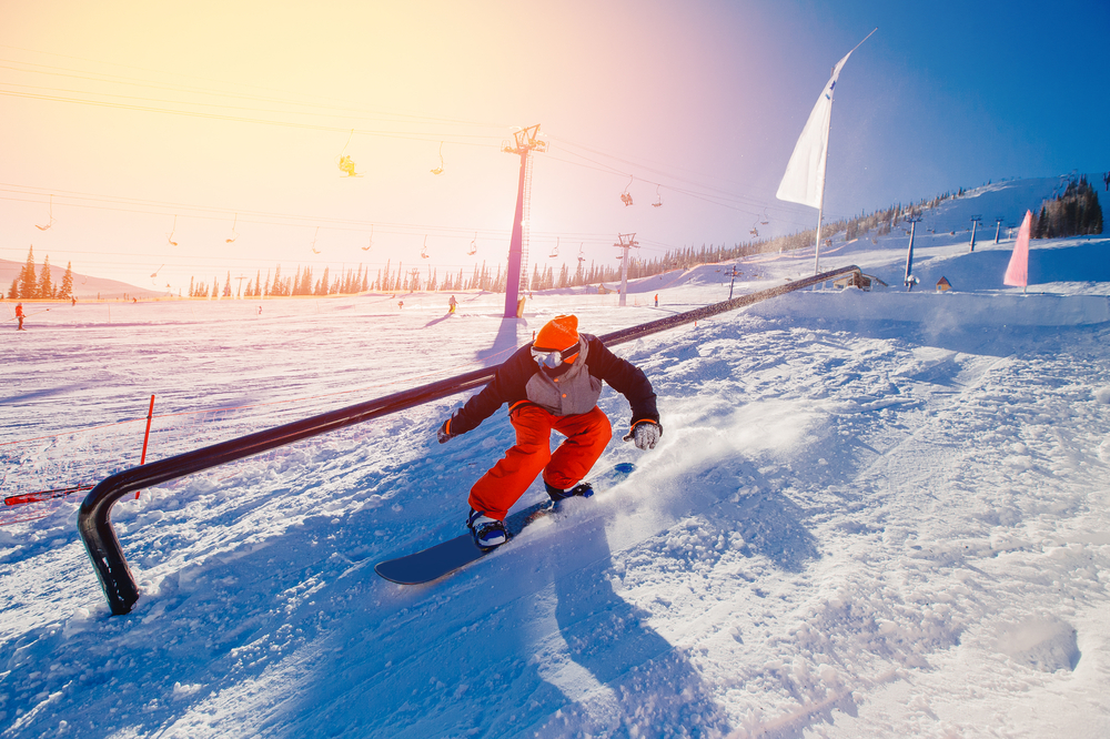 Сноубордист в сноу парке на «Розе Хутор»