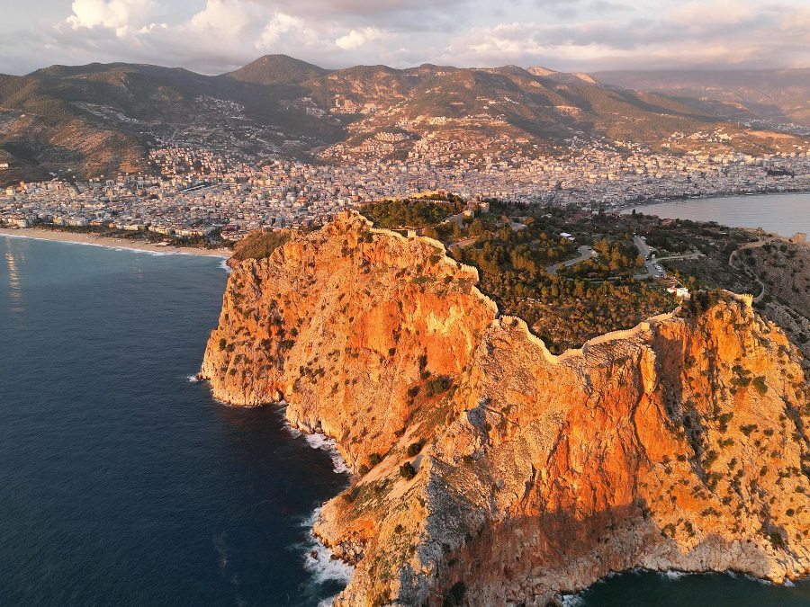 Аланья с воздуха, самый русскоязычный город средиземноморского побережья Турции