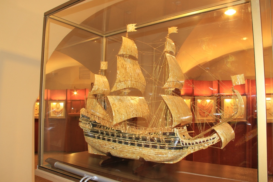 Модель старинного парусника — экспонат Музея янтаря. Фото: из группы ВКонтакте «Калининградский музей янтаря»