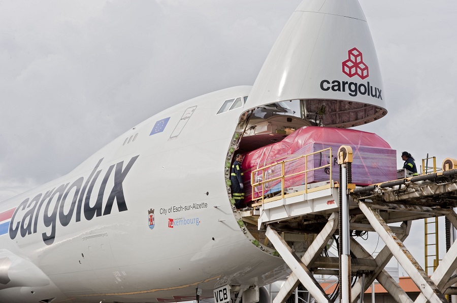 Загрузка грузовика Boeing 747-8F люксембургской авиакомпании Cargolux. Фото: Boeing