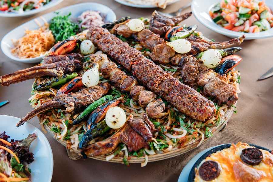 Блюда из мяса — одна из основ турецкой кухни. Фото: yagmradam 