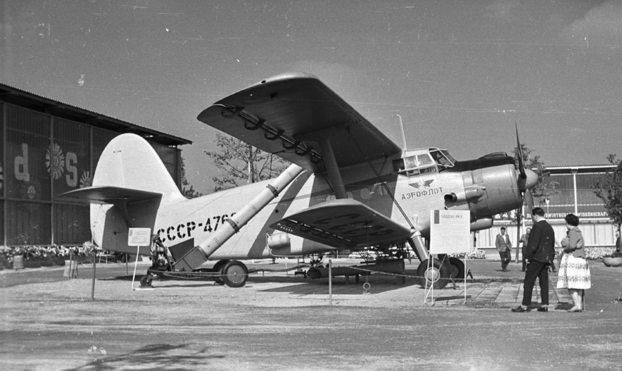  Самолёт Ан-2 в компании «Аэрофлот» на Международной садоводческой выставке в Эрфурте, Германия, 1961 год. Фото: wikimedia/Fortepan