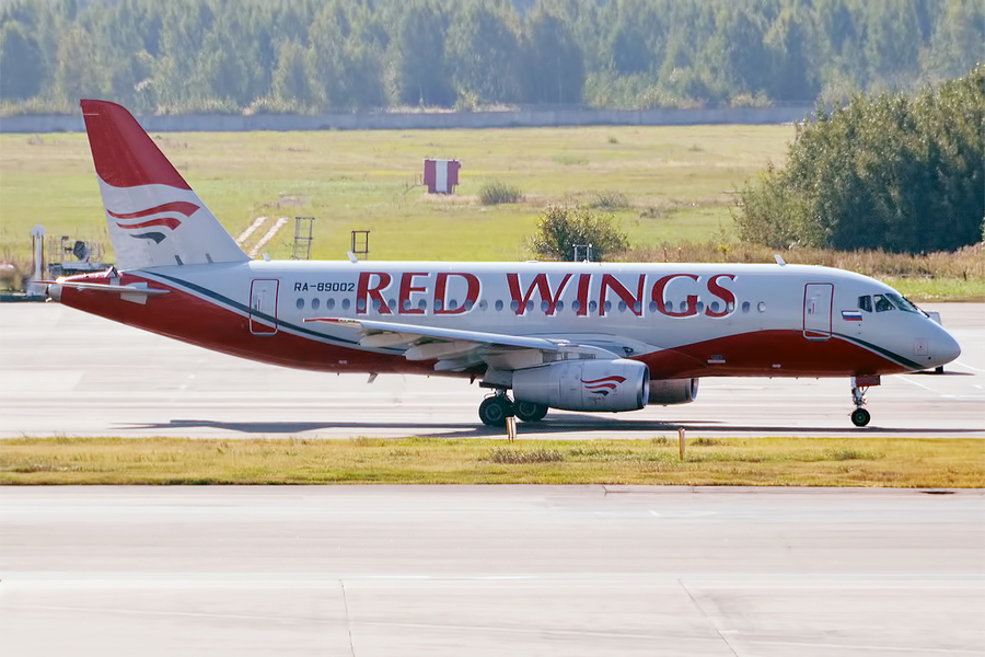 SSJ в ливрее авиакомпании Red Wings. Фото: wikimedia/Anna Zvereva 