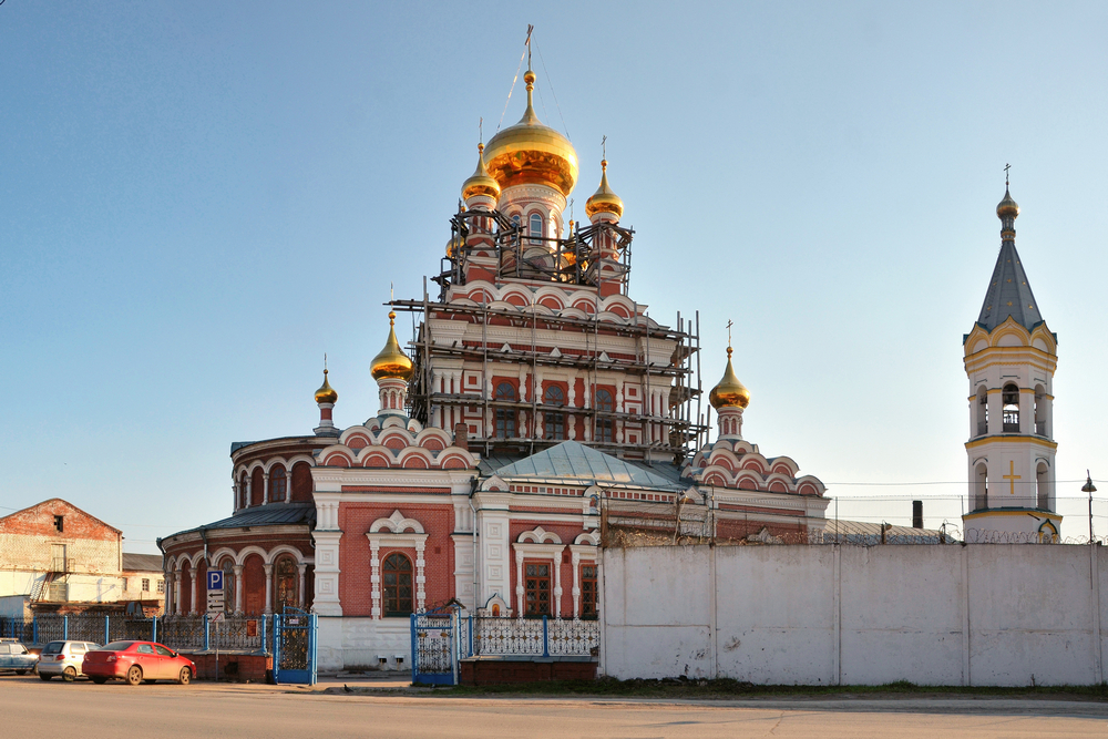 Никольский храм, белый забор рядом – тюрьма Никольский храм, белый забор рядом – тюрьма
