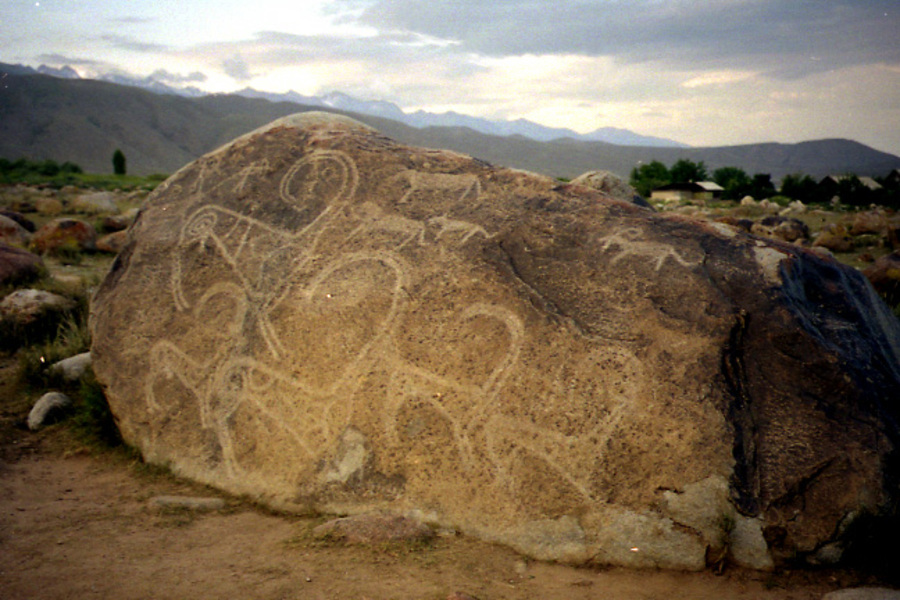 Петроглифы в окрестностях города Чолпон-Ата. Фото: wikimedia/SiGarb