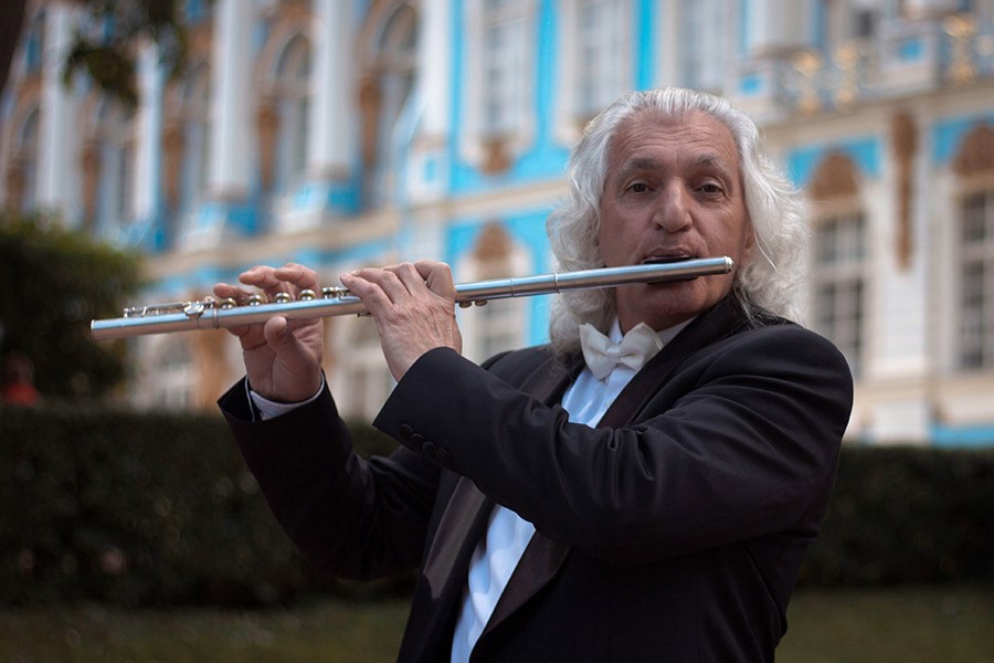  Флейтист Сасун Аракелян в Екатерининском парке, Пушкин 