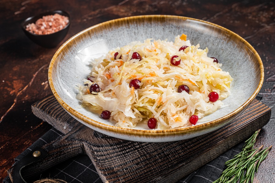 Квашеная капуста — традиционное блюдо русской кухни.