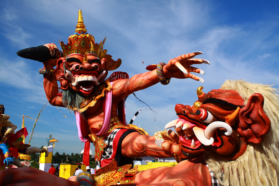  Огромные скульптуры из папье-маше ого-ого заполняют улицы во время шествий накануне Ньепи, традиционного балийского Нового года. Фото: istockphoto/Yamtono_Sardi 