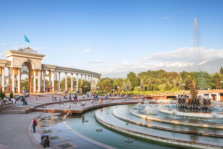 Парк имени первого президента Республики Казахстан в Алматы. Фото: istockphoto/Pilin_Petunyia 