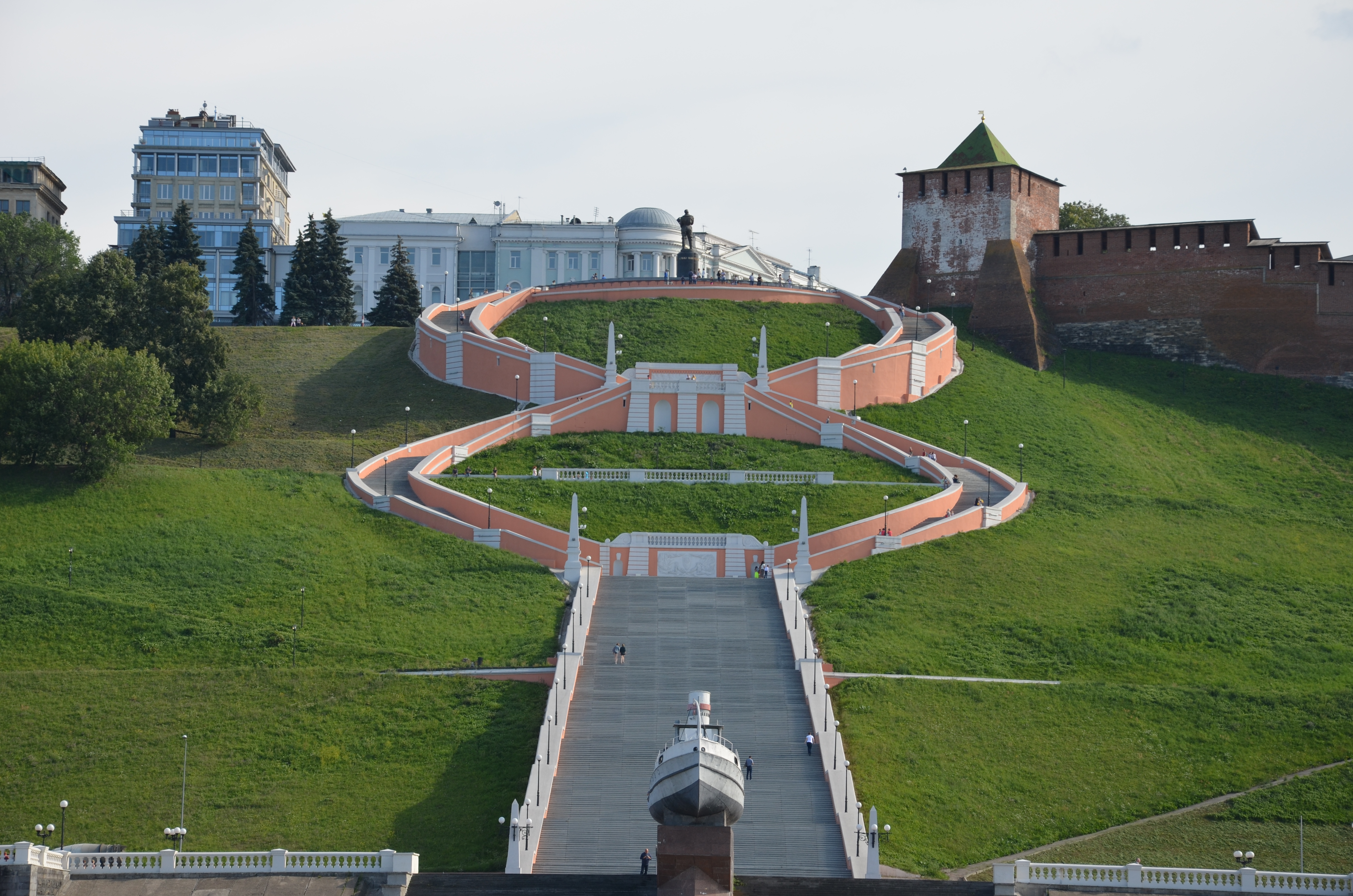 Показать нижний. Нижегородский Кремль Чкаловская лестница. Чкаловская лестница Нижний Новгород. Чкаловская лестница Великий Новгород. Памятник Чкаловская лестница в Нижнем Новгороде.