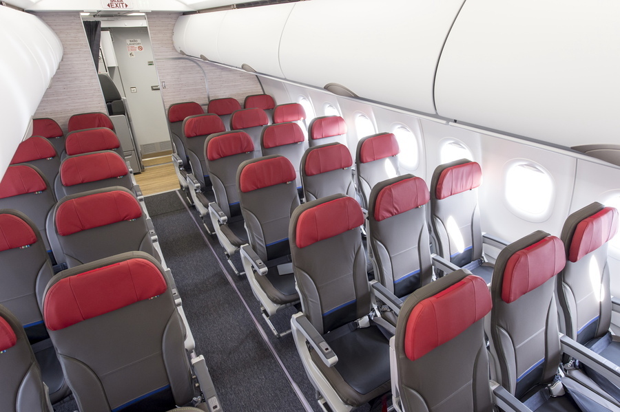  Авиакомпании сами могут определять компоновку салона и менять расстояние между рядами кресел, поскольку те установлены на рельсы в полу. В Airbus А320 чилийской авиакомпании LAN Airlines рельсы расположены по границе сидений экономкласса. Фото Airbus 