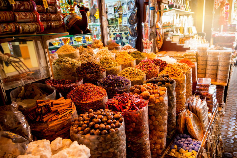 На рынке специй Spice Souk Dubai предлагают не только арабские, но индийские специи, приправы и пряности, масла и орехи, а также чай из разных стран. Фото: Istockphoto/Nikada
