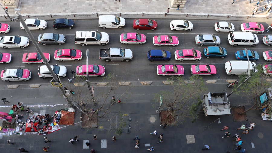 Такси в Мехико выкрашены в розовый цвет. Фото: istockphoto/Mike Filipetti 