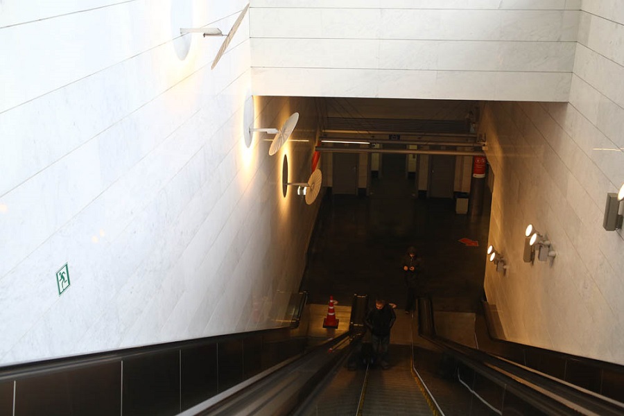  На выходе из тоннеля начинаются первые следы того, что архитектор хорошо подумал: вот эти плафоны рассеивают электрический свет и отражают дневной на эскалатор так, что оба источника не слепят