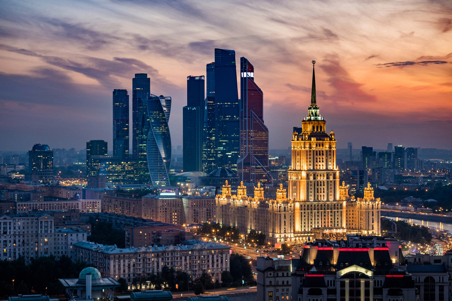 Гостиница «Украина» — седьмая и последняя построенная сталинская высотка в Москве — и небоскрёбы Москвы-Сити на заднем плане. Фото: istockphoto/R.M. Nunes